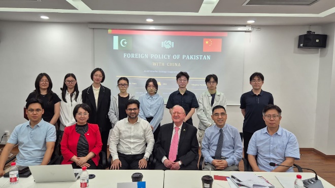 Master’s students and professors of SUIBE with the Student Gateway team.